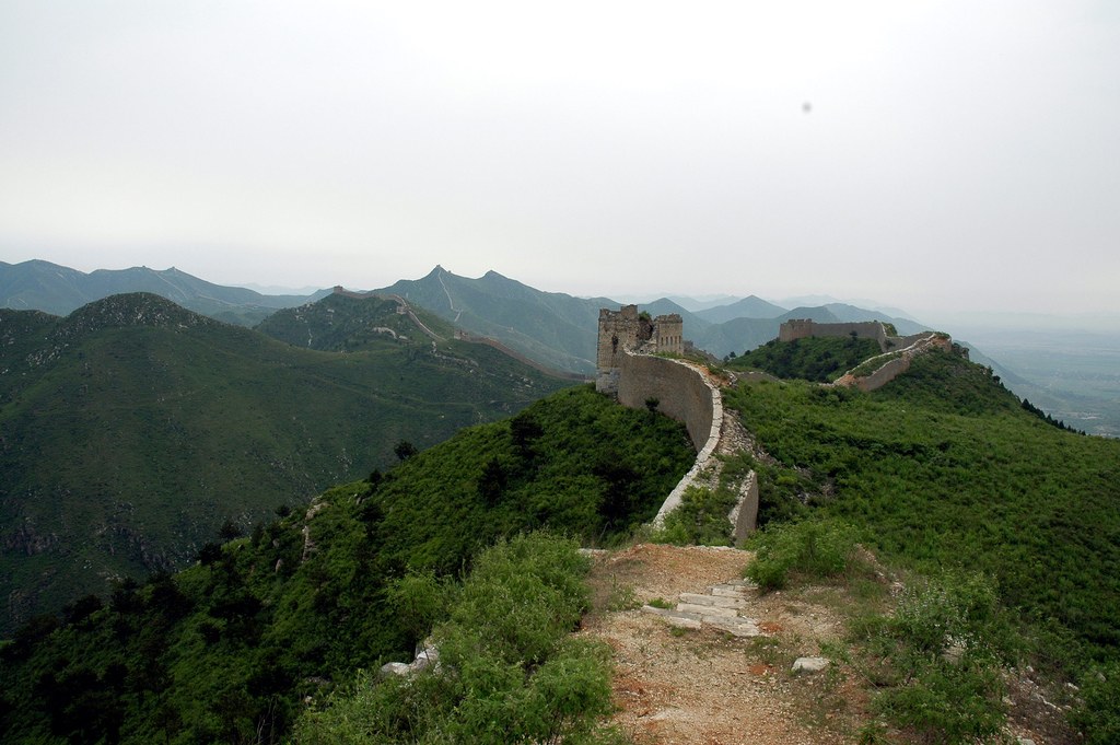 Landscape photography example of the Great Wall on a mountain ridge
